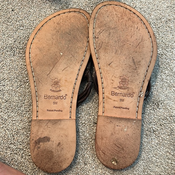 Women’s size 9 Bernardo chocolate sandals - Picture 2 of 2